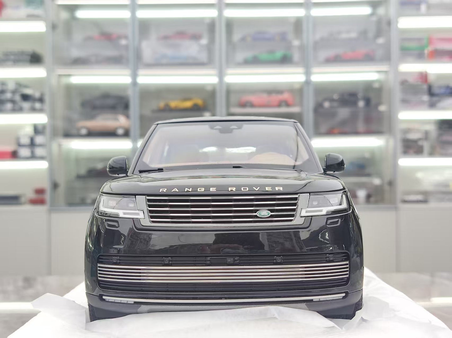 LCD 1/18 Land Rover Genesis Extended Edition Black Alloy Car Model LCD120