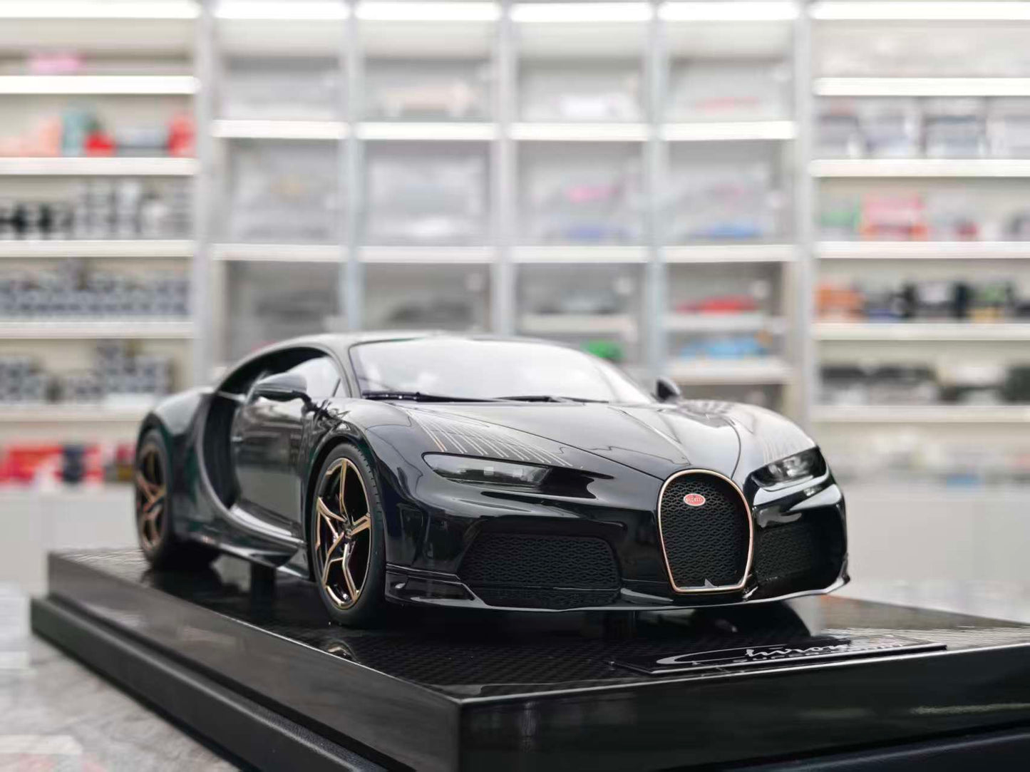 MR 1/18 Bugatti Chiron Super Sport Black Gold BUG012H