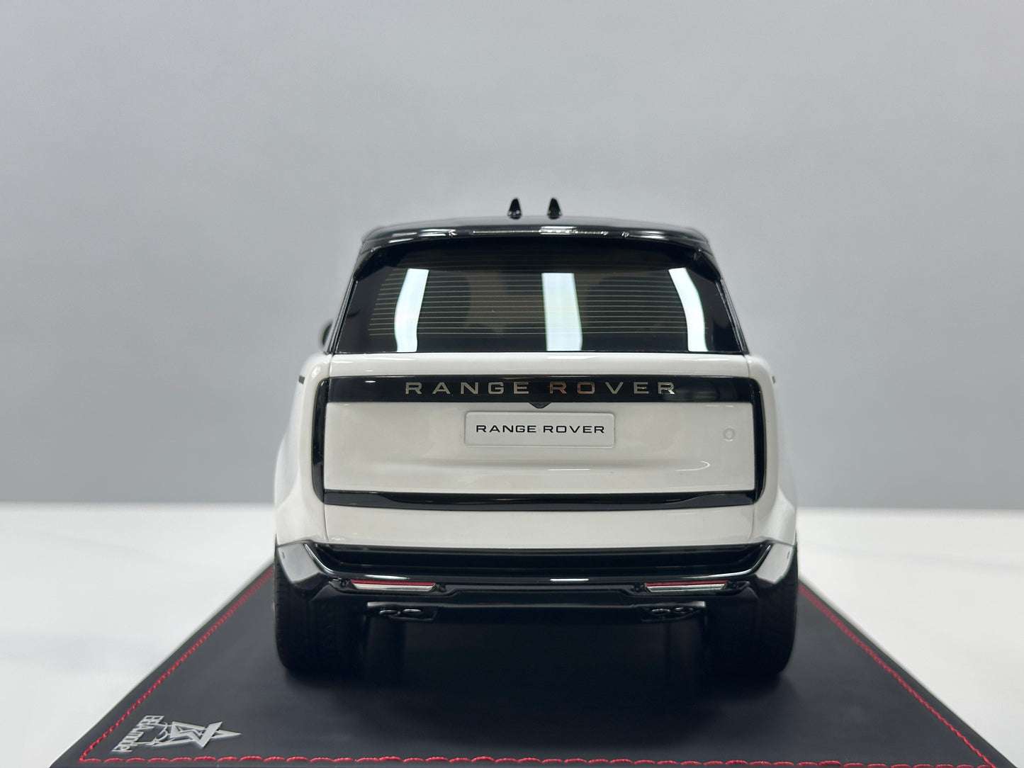 BBA MODEL 1/18 Land Rover Range Rover SVAutobiography – "Black & White Panda" (BBA067)