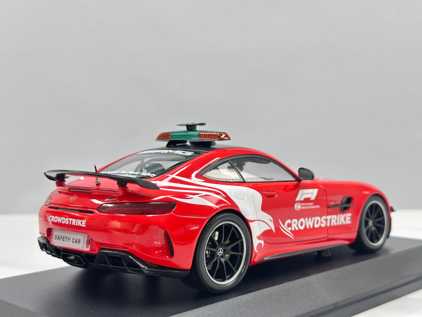 MINICHAMPS 1/18 Mercedes-AMG GT-R F1 Safety Car 2021 Red Livery 155036095