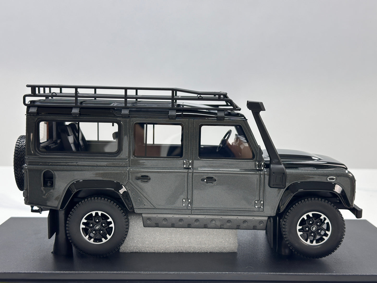 GT Spirit 1/18 Land Rover Defender 110 SW Adventure Edition - Grey (GT968)