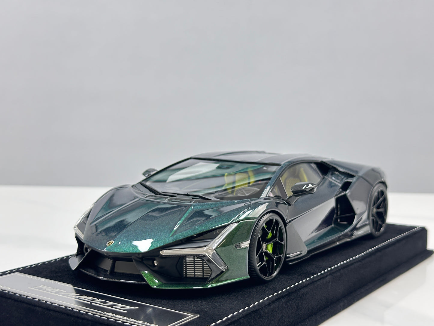 HH Model 1/18 Lamborghini Revuelto Green/Purple Chameleon HH621