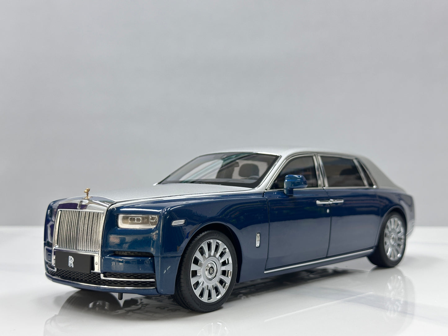 ZP 1/18 Rolls-Royce Phantom VIII – Silver / Pikes Peak Blue (ZP122)