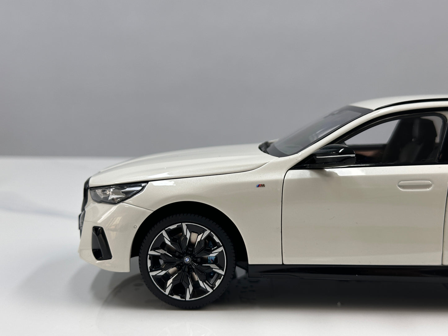 MINICHAMPS 1/18 BMW i5 M60 Touring 2024 Metallic White 110023601