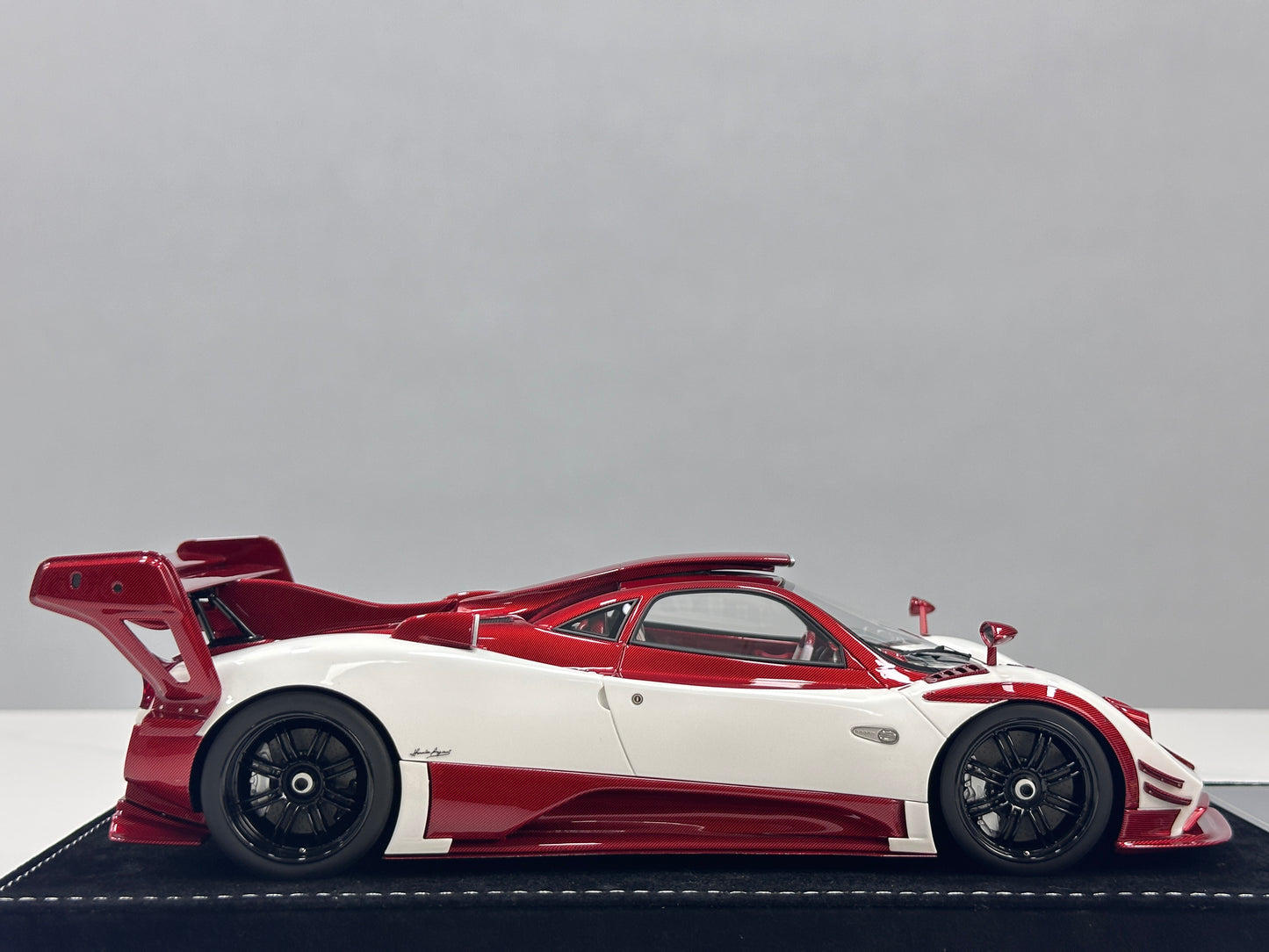 HH Model 1/18 Pagani Zonda (Red & White Carbon Fiber) HH676