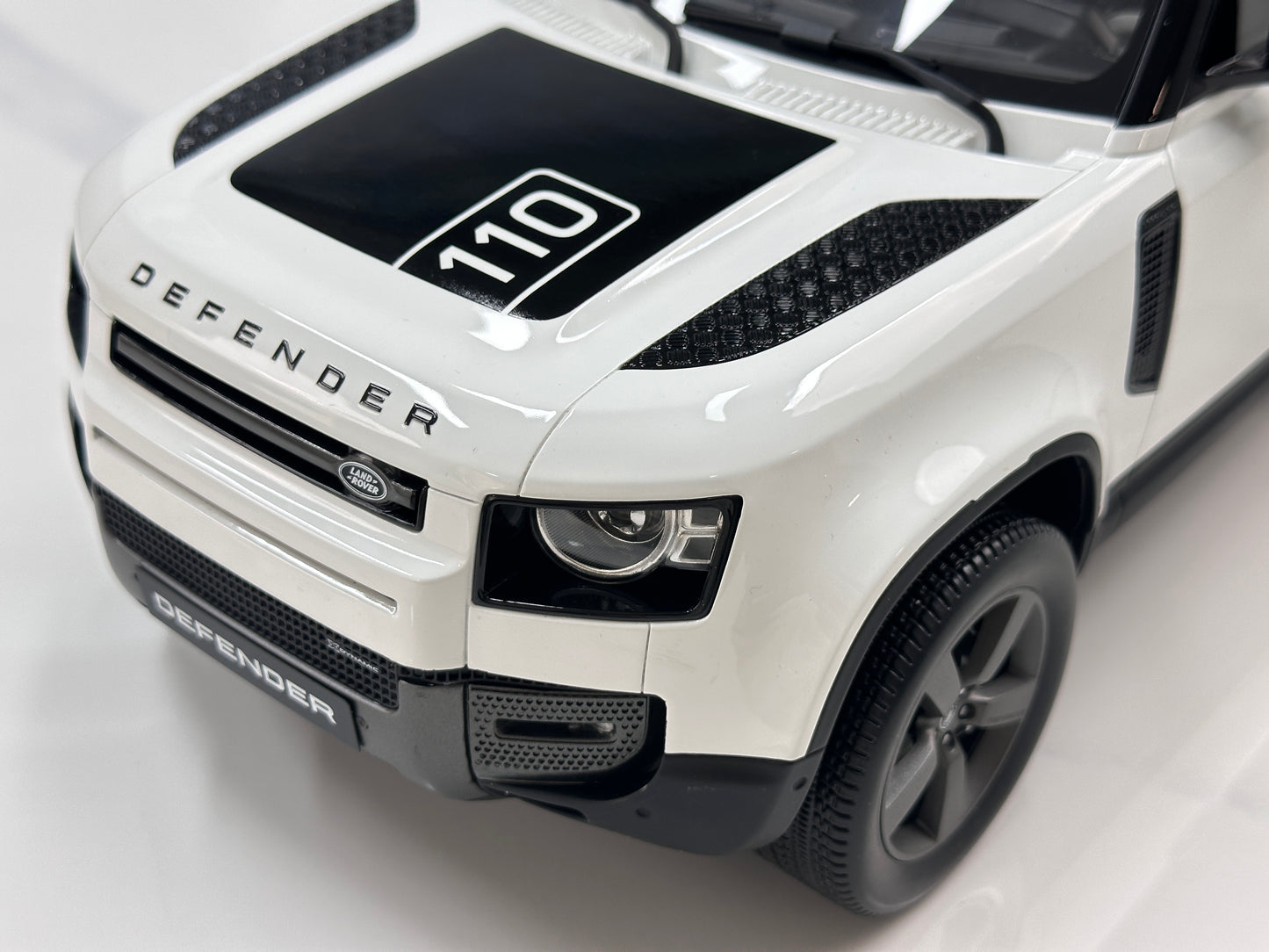 GT Spirit 1/12 Land Rover DEFENDER 110 P400X White GT554