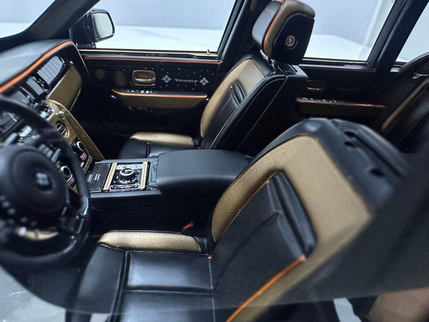 HH MODEL 1/18 Rolls-Royce Cullinan Series II MANSORY – Piano Black / Gold Plated (HH699)