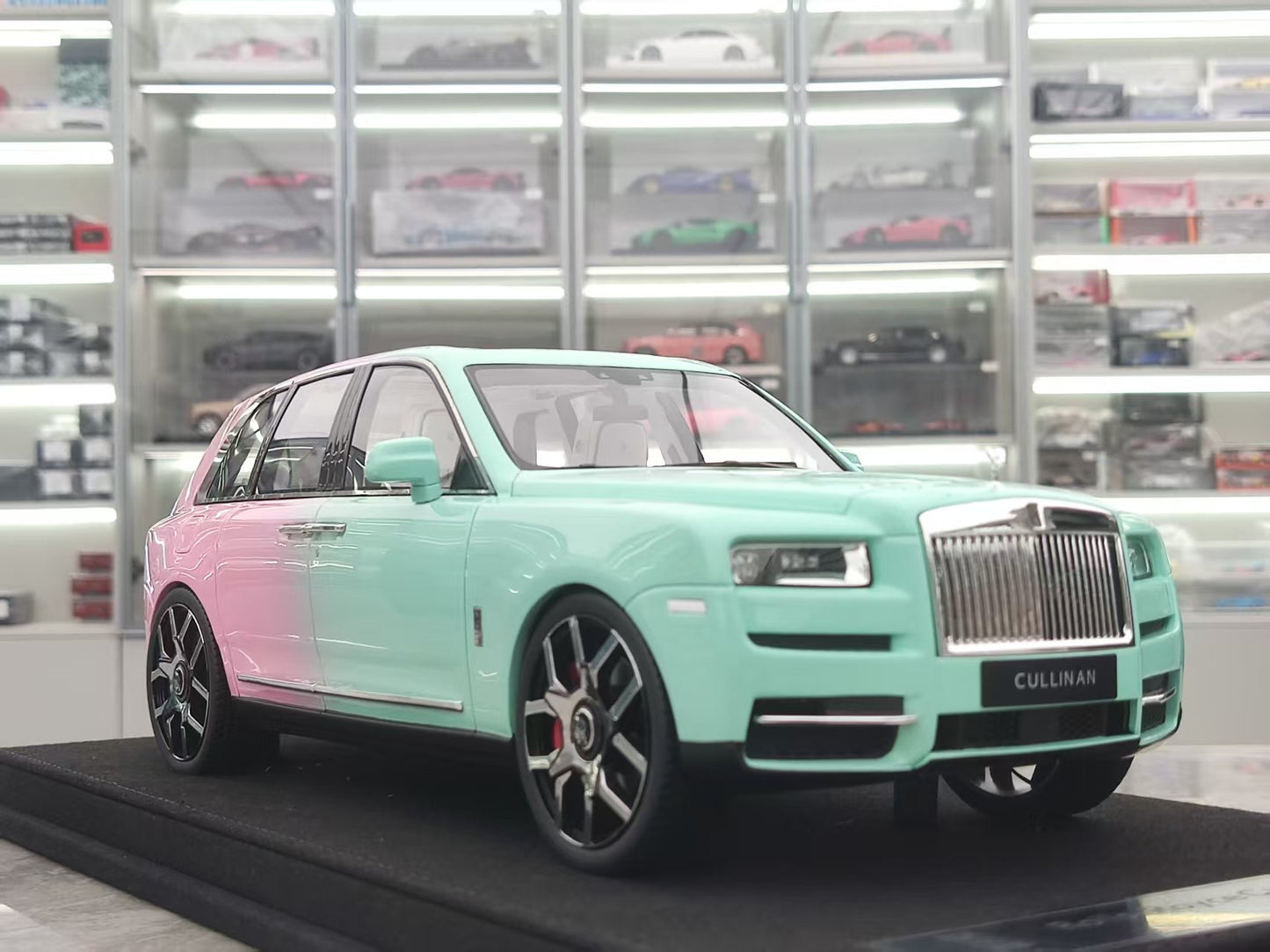 GL 1/18 Rolls-Royce Cullinan Green and Pink Model Car JS-GL035