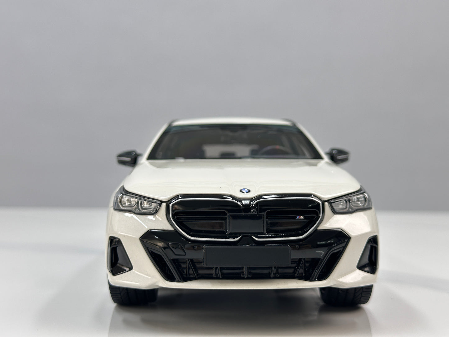 MINICHAMPS 1/18 BMW i5 M60 Touring 2024 Metallic White 110023601