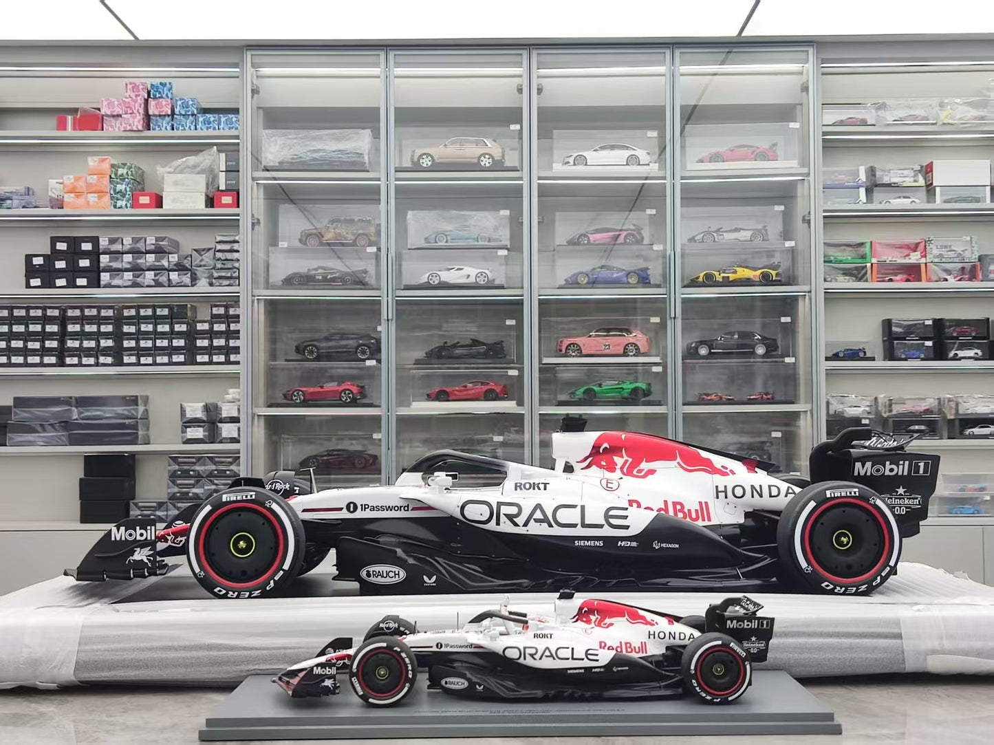 Spark 1/8 Red Bull Racing RB21 No.1 Oracle Red Bull Racing Winner Japanese GP
2025 Max Verstappen 08SP295