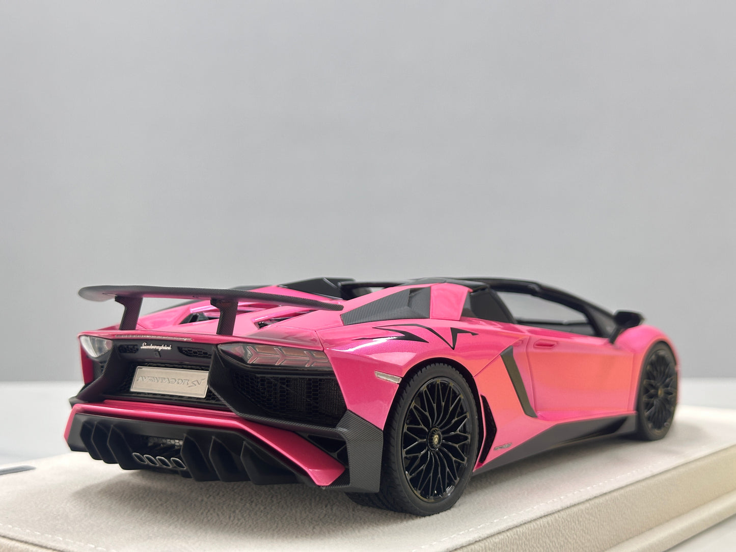 MAKEUP 1/18 Lamborghini Aventador LP750-4 SV Roadster 2015 Pink EML007H