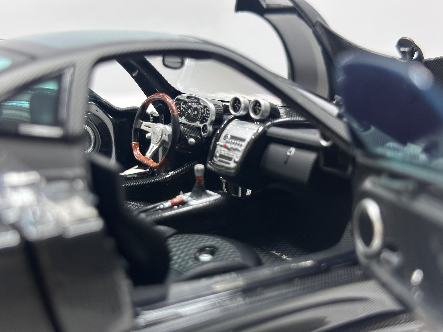 AR 1/18 Pagani Zonda F - 2005 Model - Matte Carbon Black with Red Stripes 850411001