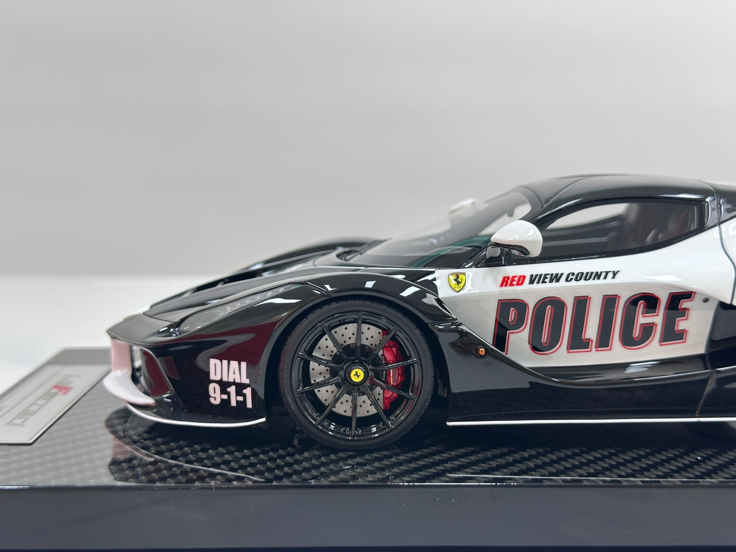 GAVIN + ZigzagYoungste 1:18 Ferrari LaFerrari — Gloss Black Police Livery (GA006)