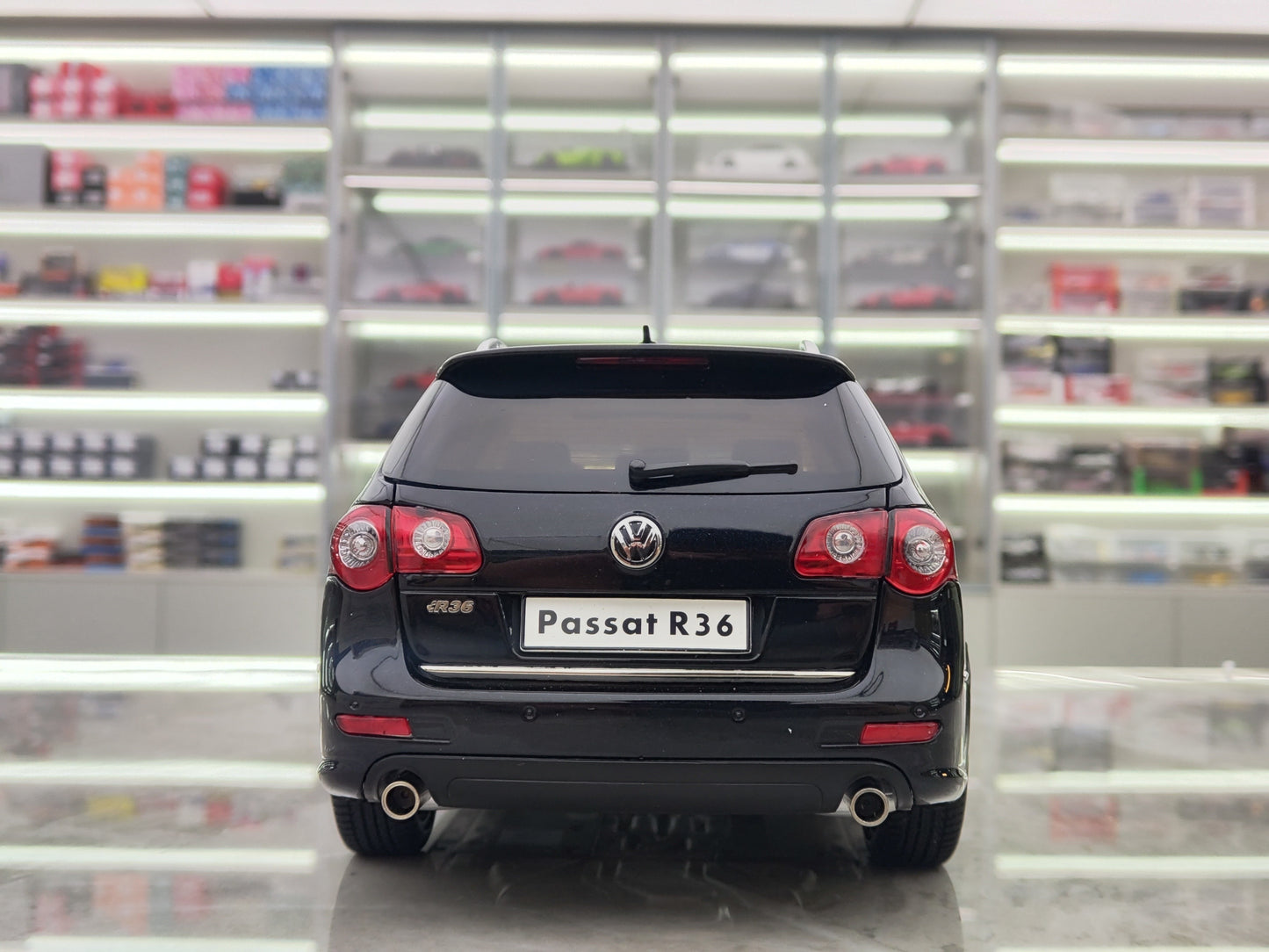 NZG 1/18 Volkswagen R36 nigra simulada aloja modelaŭto NZG013