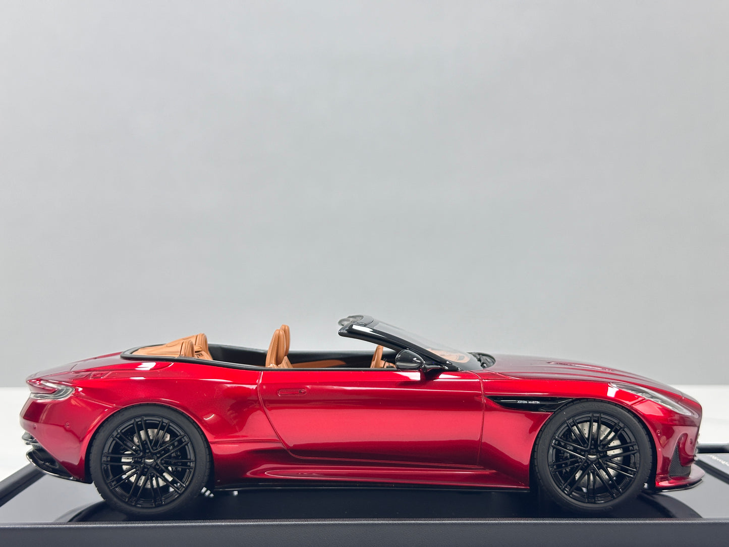 Xiaoguang Model & MotorHelix 1/18 Aston Martin DB12 Volante Convertible – Volcano Red Metallic (MH388)