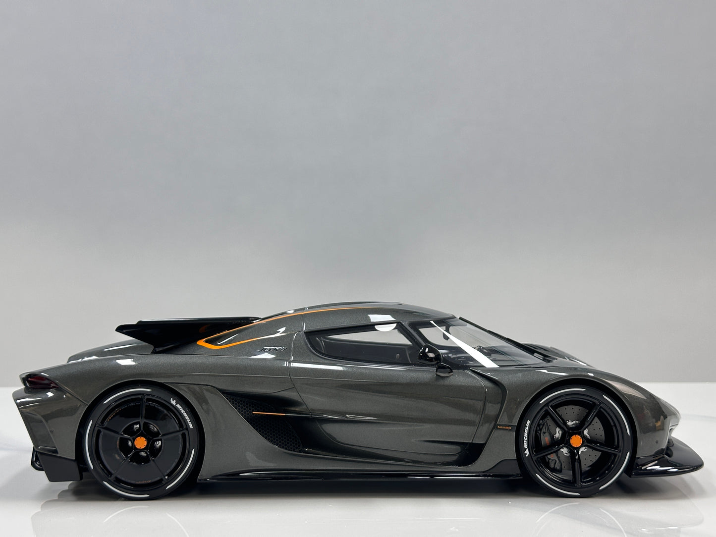 GT Spirit 1/12 Koenigsegg Jesko Absolut 0-400-0 km/h Record – Grey (GT575)