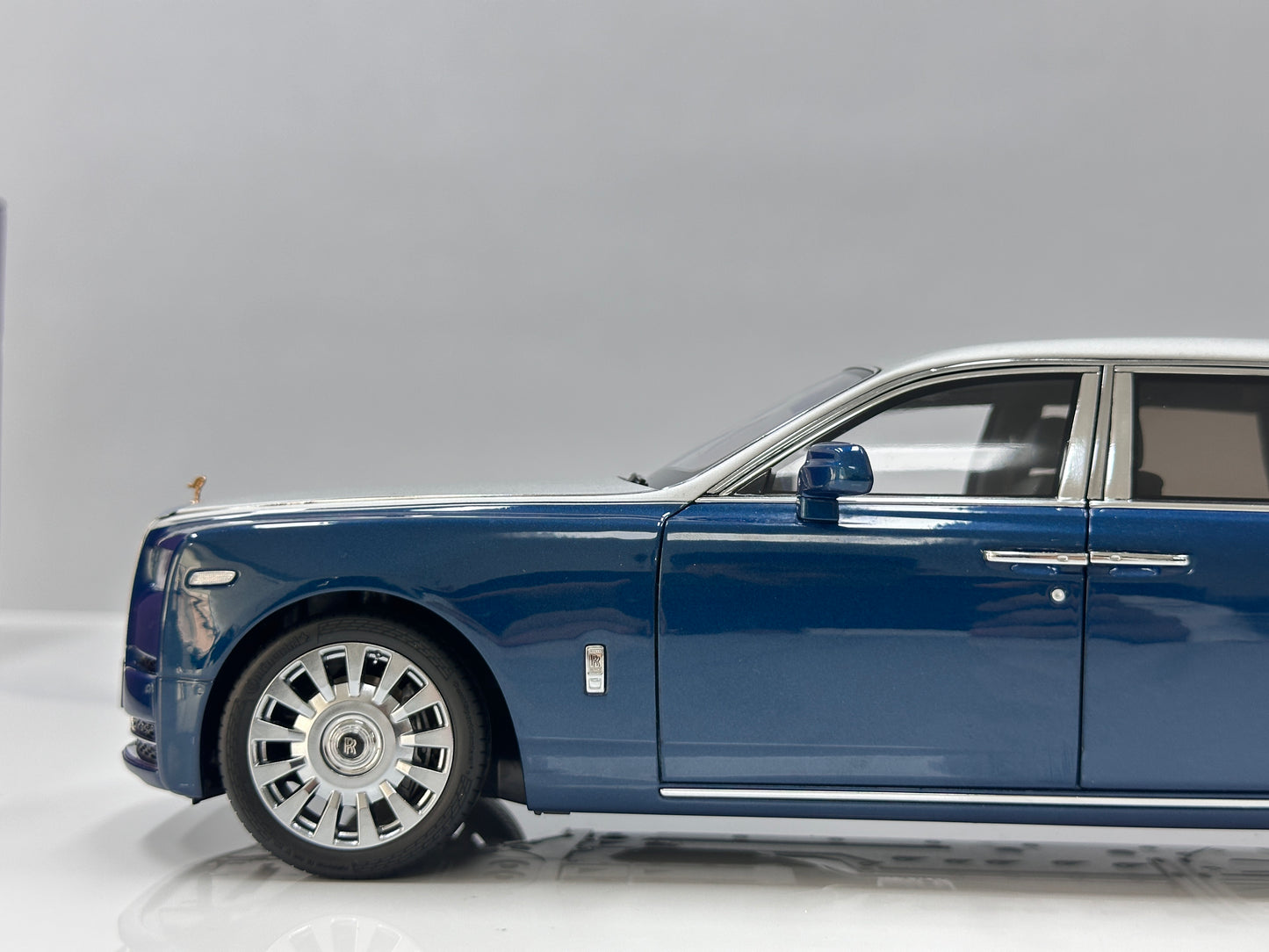 ZP 1/18 Rolls-Royce Phantom VIII – Silver / Pikes Peak Blue (ZP122)