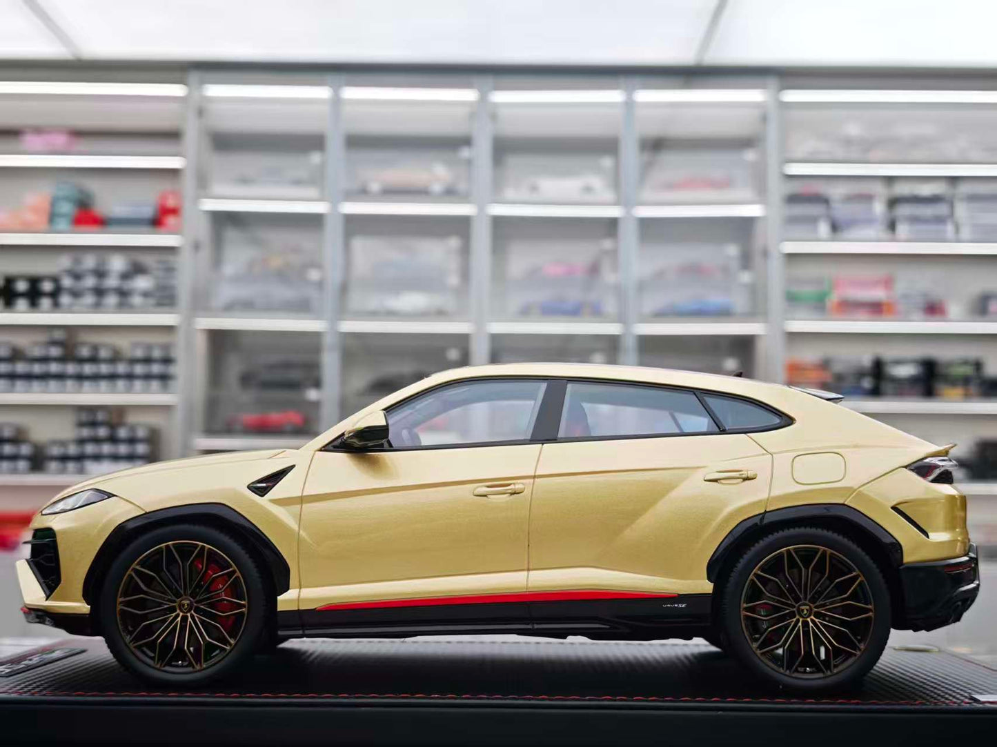 MR 1/18 Lamborghini Urus SE Champagne Gold LAMBO061C
