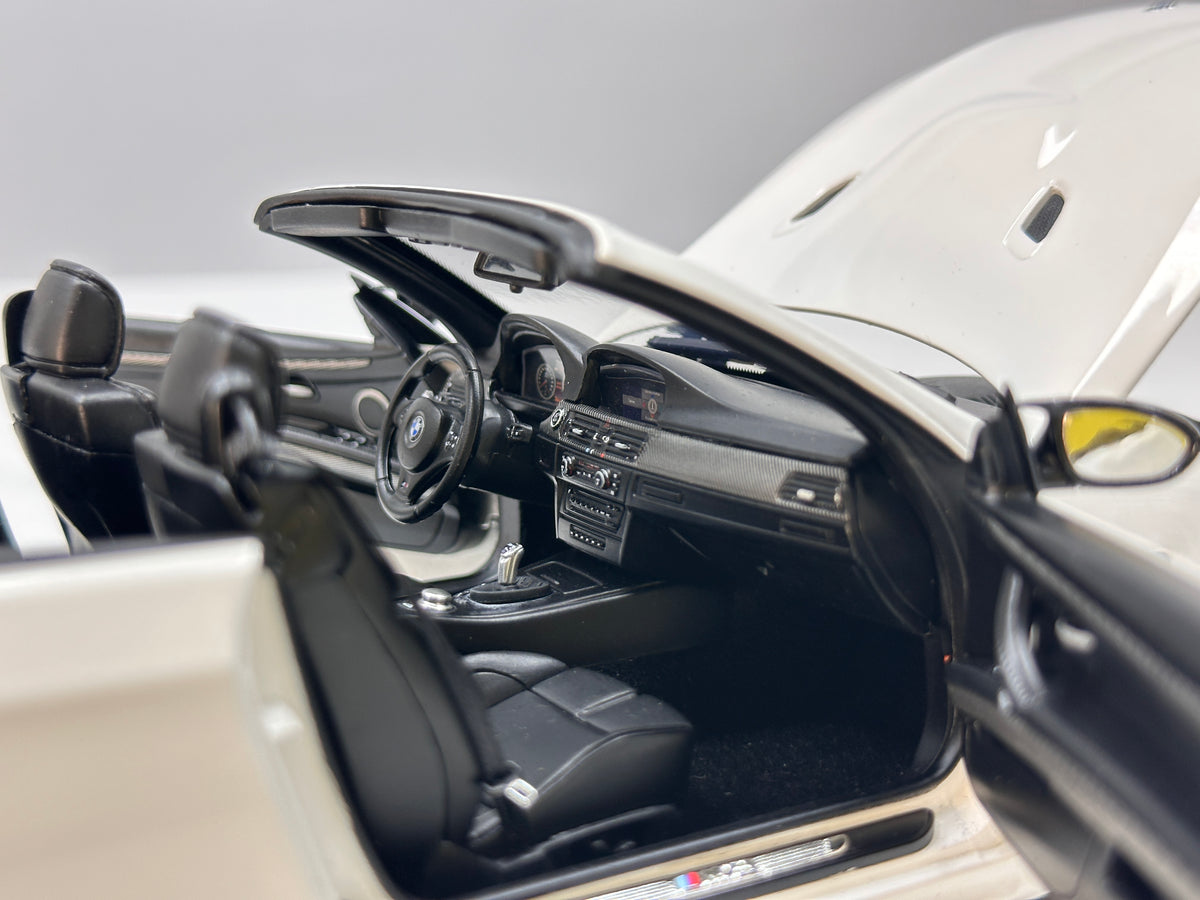 KYOSHO 1/18 BMW M3 Convertible (E93M) – White (08738AW)