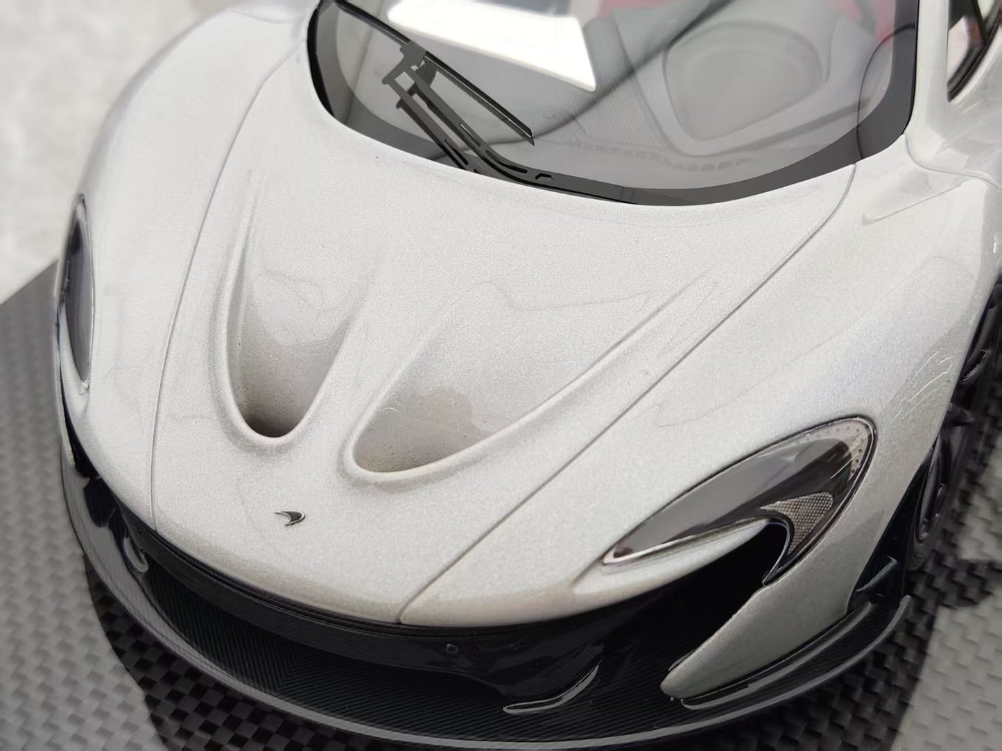 DINOMODEL 1/18 McLaren P1 Carbon Sole Pearl Silver DMP002