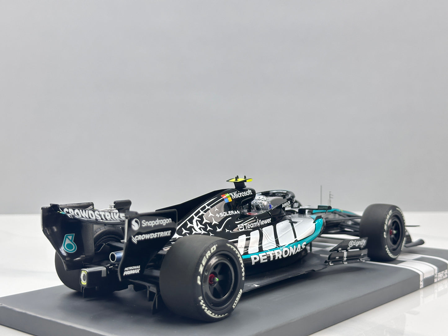 MINICHAMPS 1/18 Mercedes-AMG PETRONAS F1 Team W17 (K. Antonelli – 2026 Japanese Grand Prix Winner) – Silver Livery (117260312)