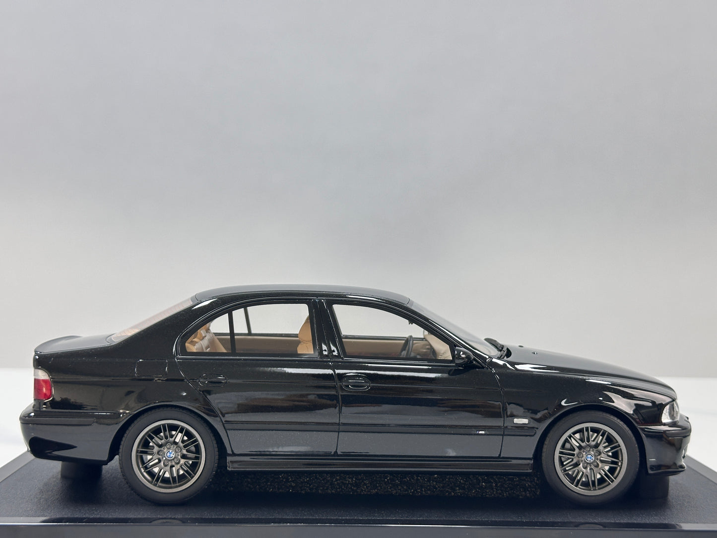 OTTO 1/18 BMW E39 M5 – Avus Blue Metallic (OT1338)