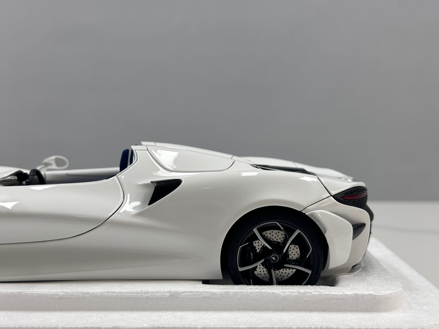 LCD 1/18 McLaren Elva Die-cast Model – Pearl White with Blue Interior (LCD18015-WH)