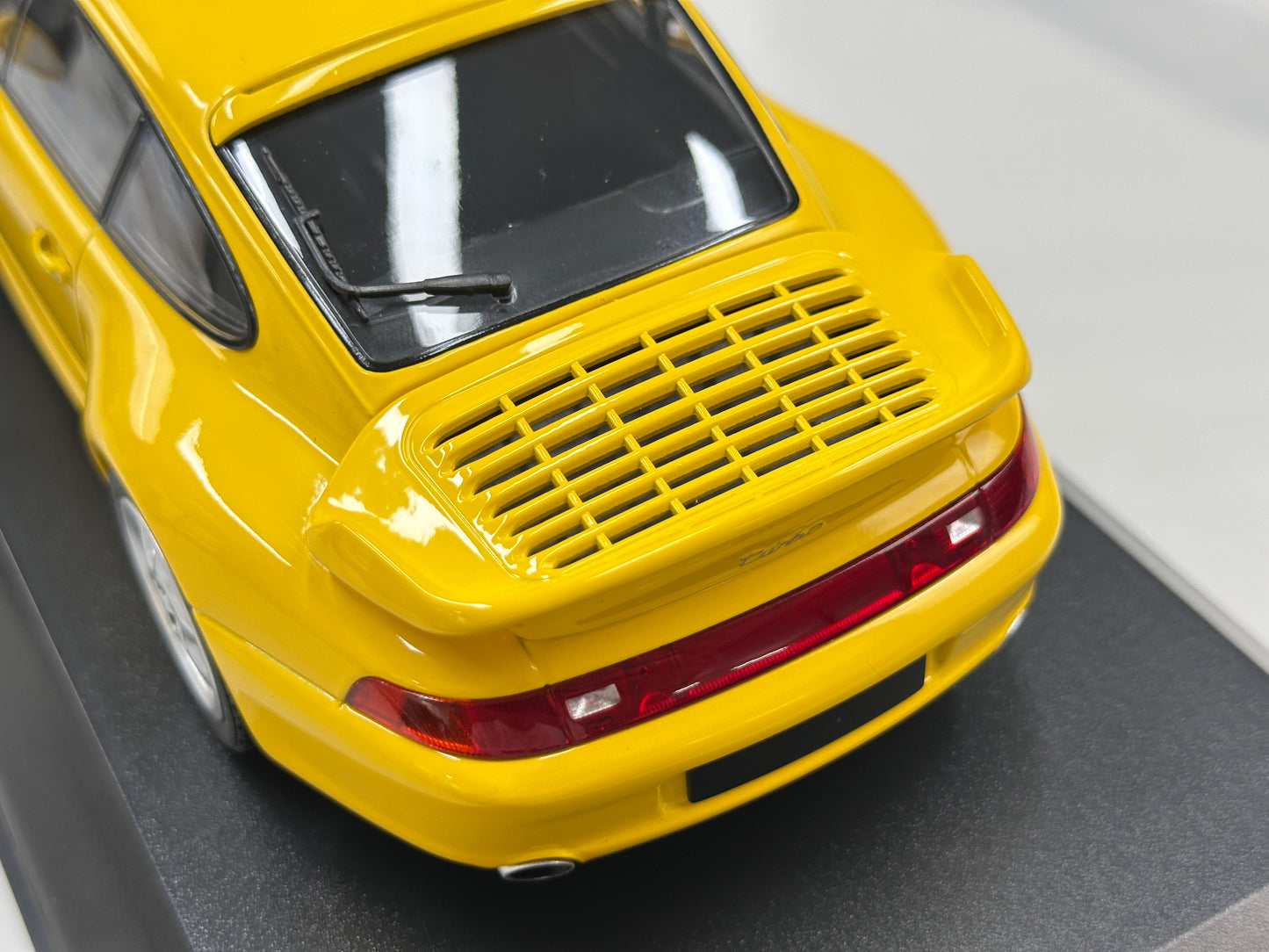 MINICHAMPS 1/18 Porsche 911 (993) Turbo (1995) Yellow 155061172