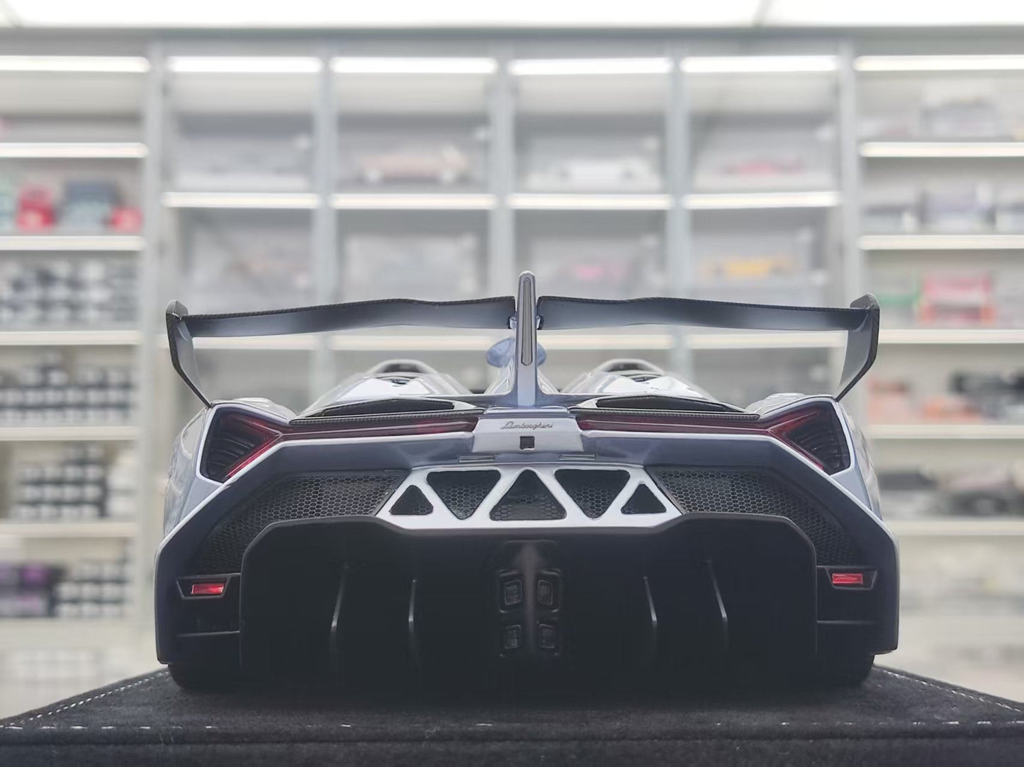HH Model 1/18 Lamborghini Veneno Roadster, Silver Blue, HH561