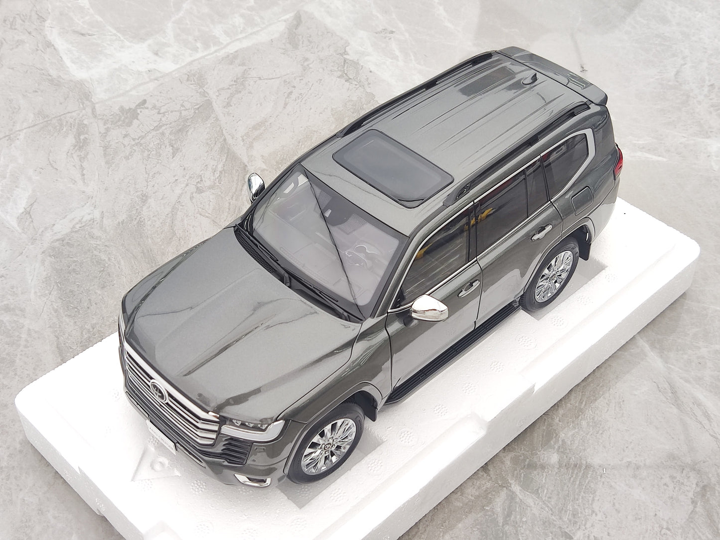 LCD 1/18 Toyota Land Cruiser LC300 ZX Griza Diecast-Modelaŭto LCD111