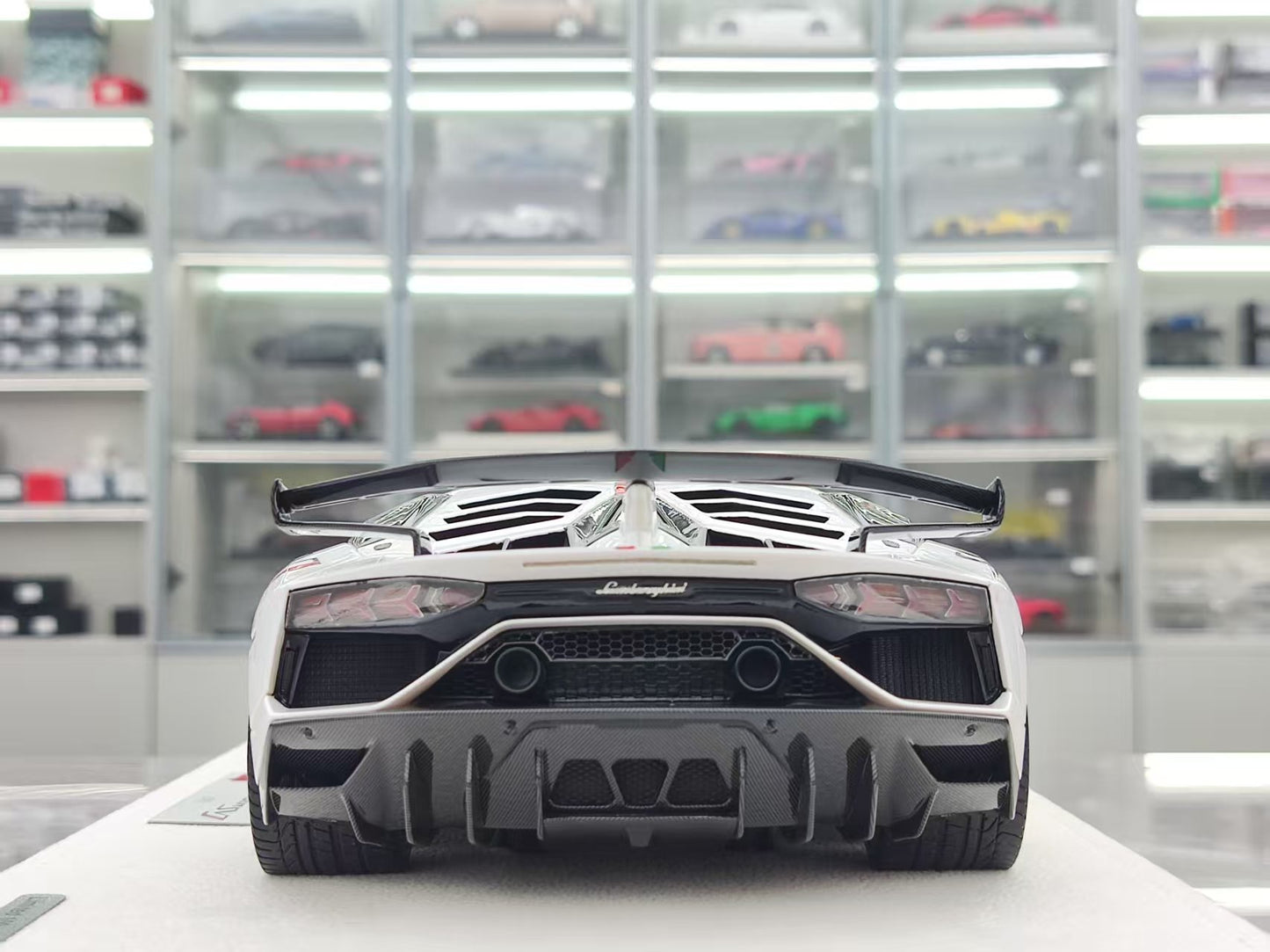 MAKEUP 1/18 Lamborghini Aventador SVJ White EML025F