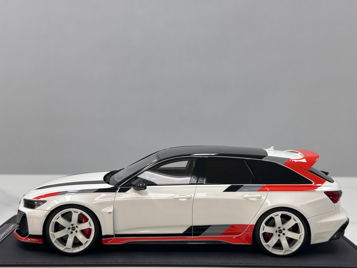 MOTORHELIX 1/18 Audi RS6 Avant GT Acona White MH366