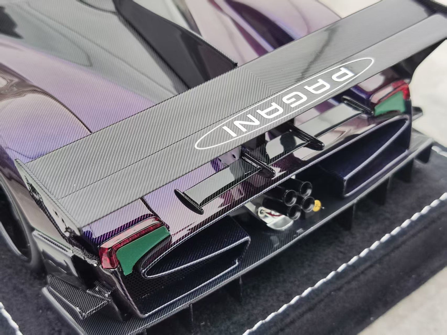 HH Model 1/18 Pagani Zonda R & Evolution Specials Color-Changing Carbon HH568