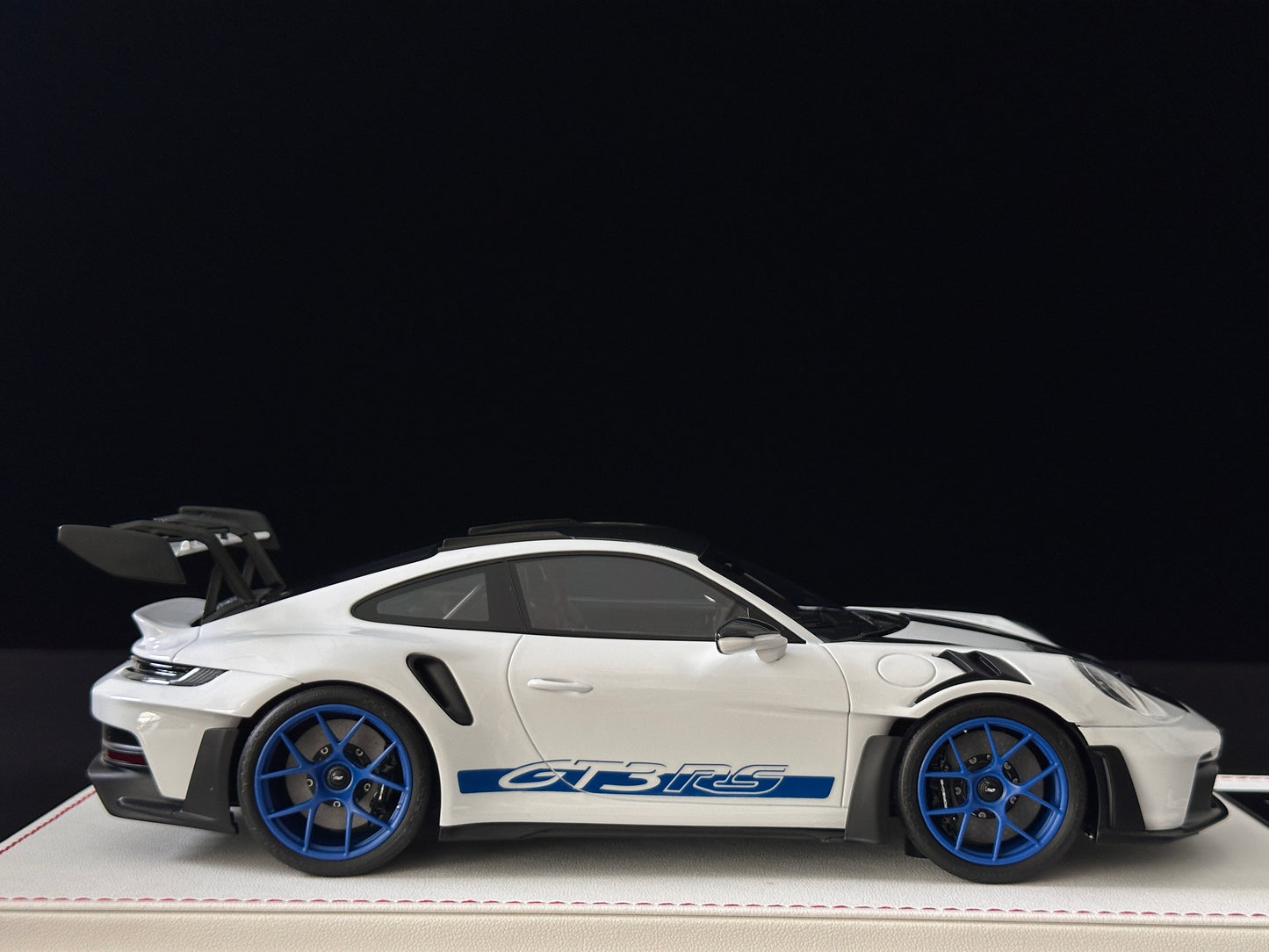 GH MODEL 1/18 Porsche 992 GT3RS Sky Grey GH015
