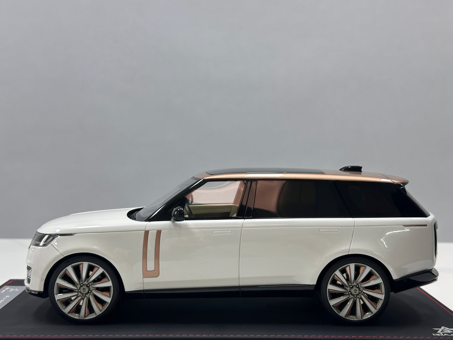 BBA MODEL 1:18 Land Rover Range Rover Autobiography — Pearl White with Platinum Roof (BBA065)