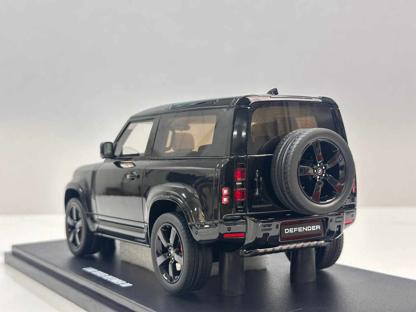 GT Spirit 1/18 Land Rover Defender 90 Black GT992