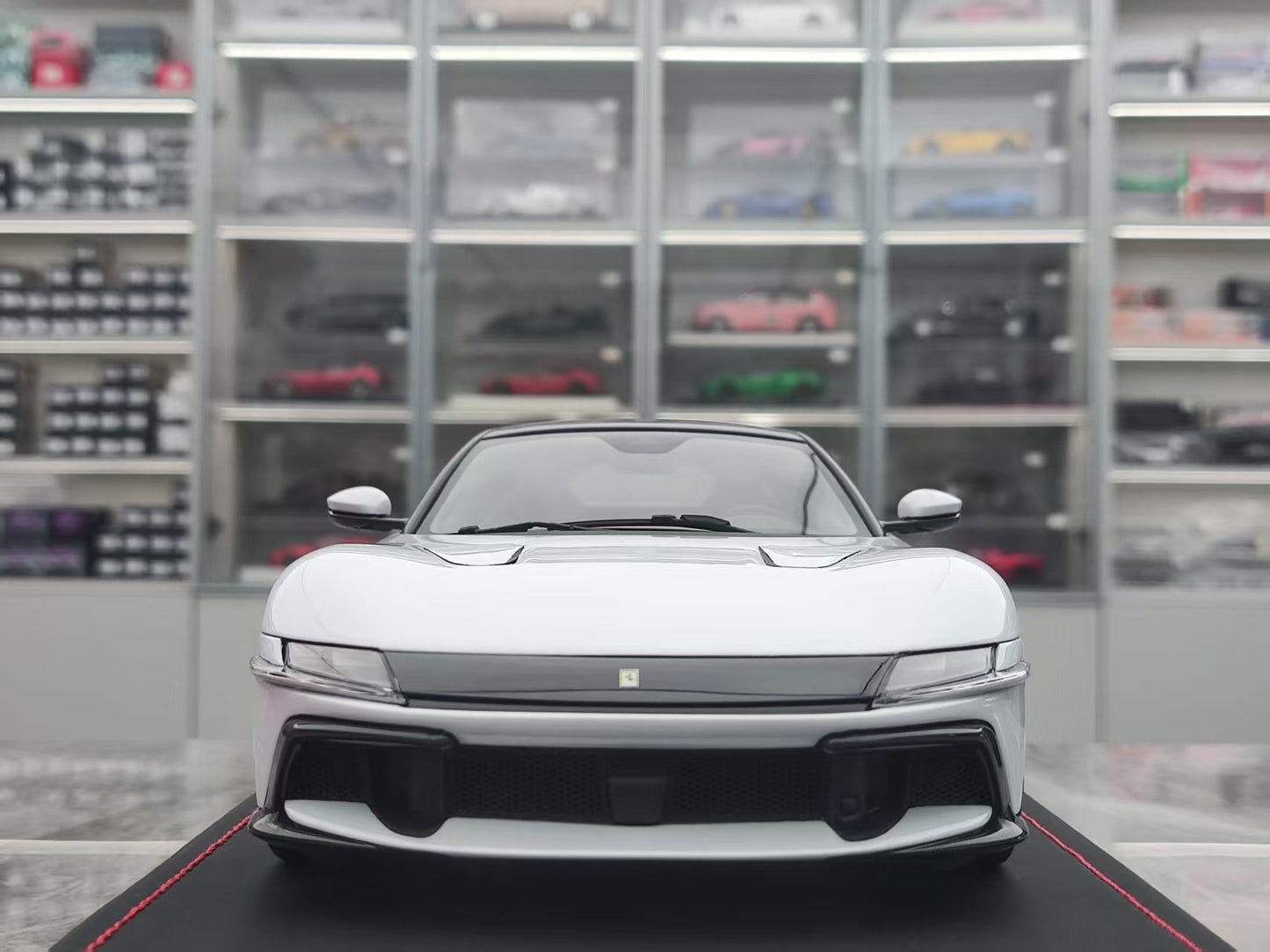 MR 1/18 Ferrari 12 Cilindri Arctic White FE043B