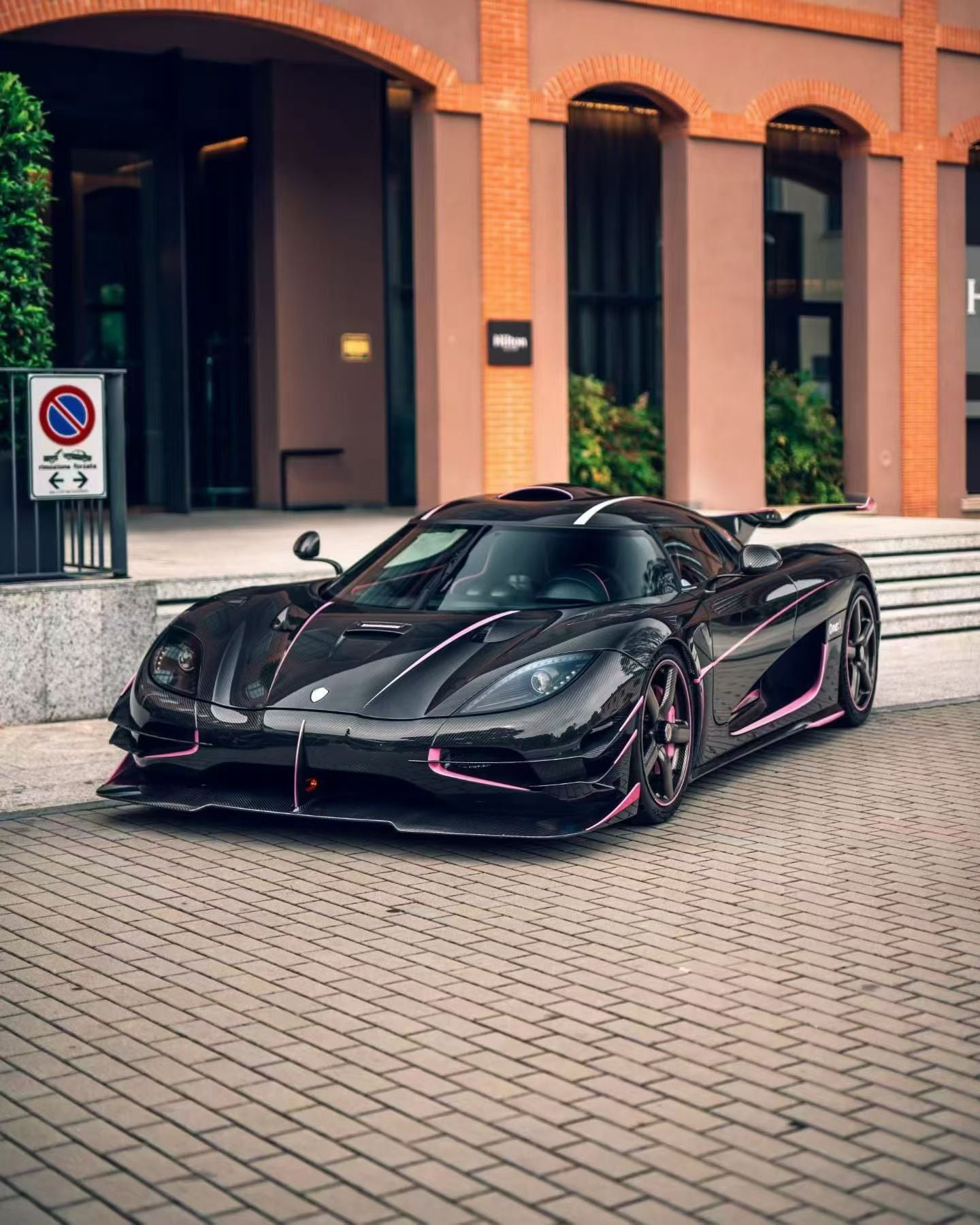 Dino Model 1/18 Koenigsegg One 1 Resin Full-Open Limited Edition Model Car