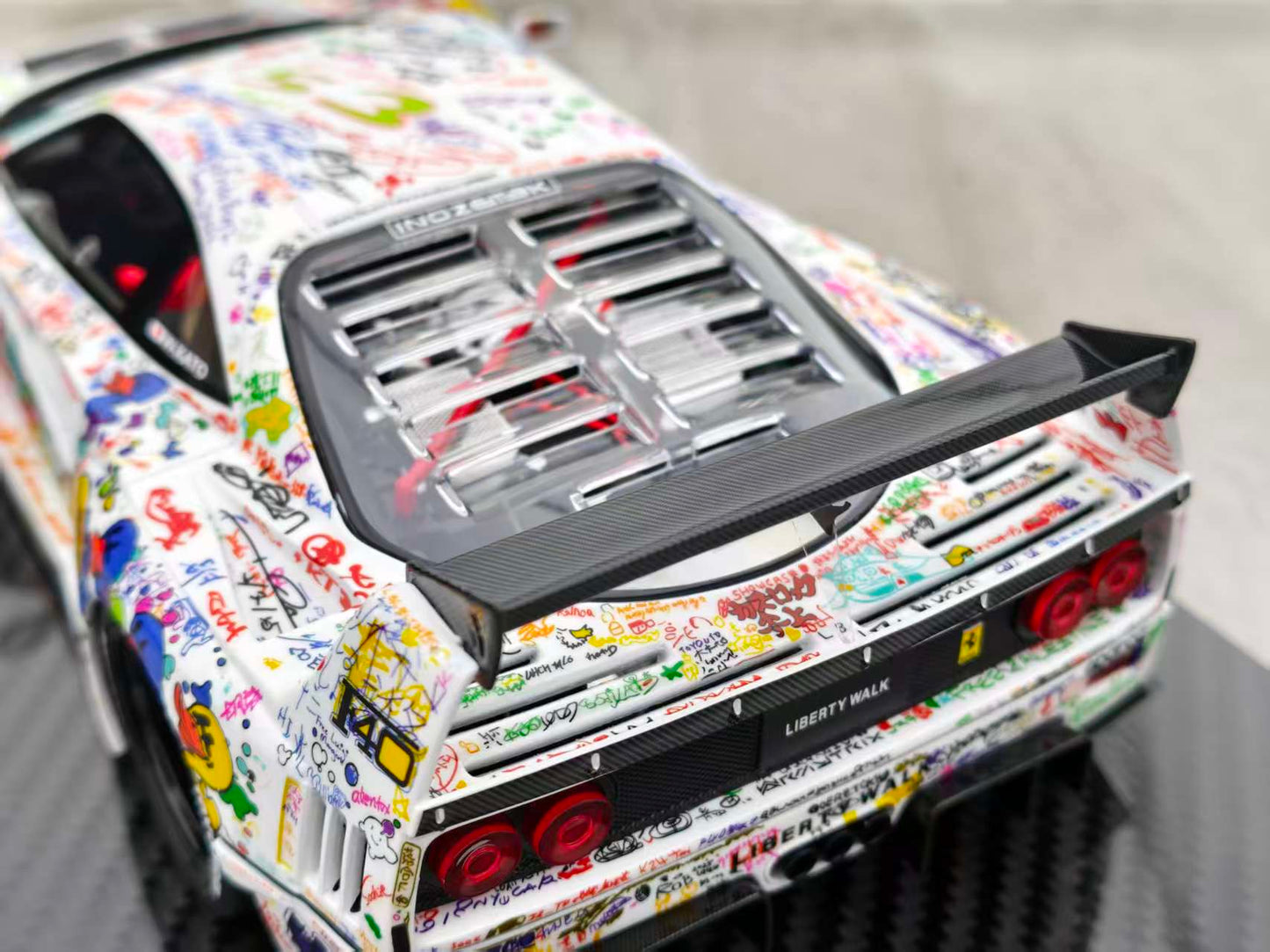 BBA MODEL 1/18 Ferrari F40 with graffiti carbon base BBA032