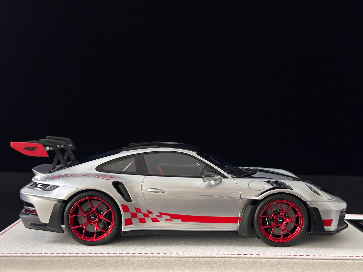 GH MODEL 1/18 Porsche 992 GT3RS Red Seals/GT Silver GH014