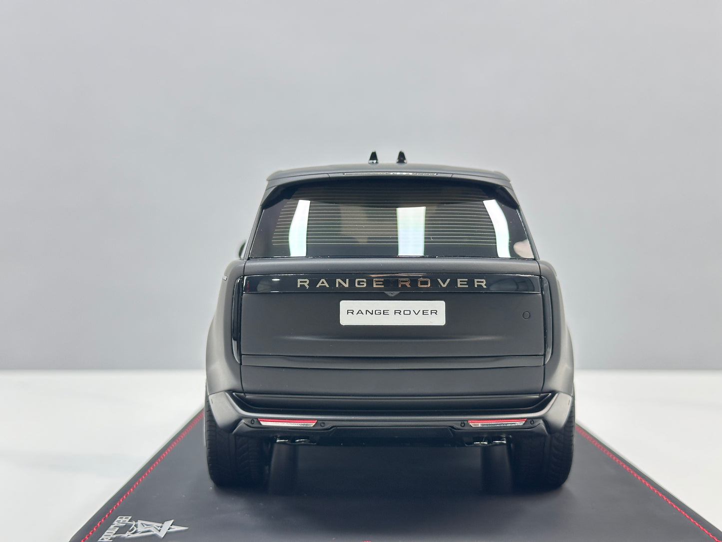 BBA Model 1:18 Land Rover Range Rover Autobiography — Matte Black (BBA068)