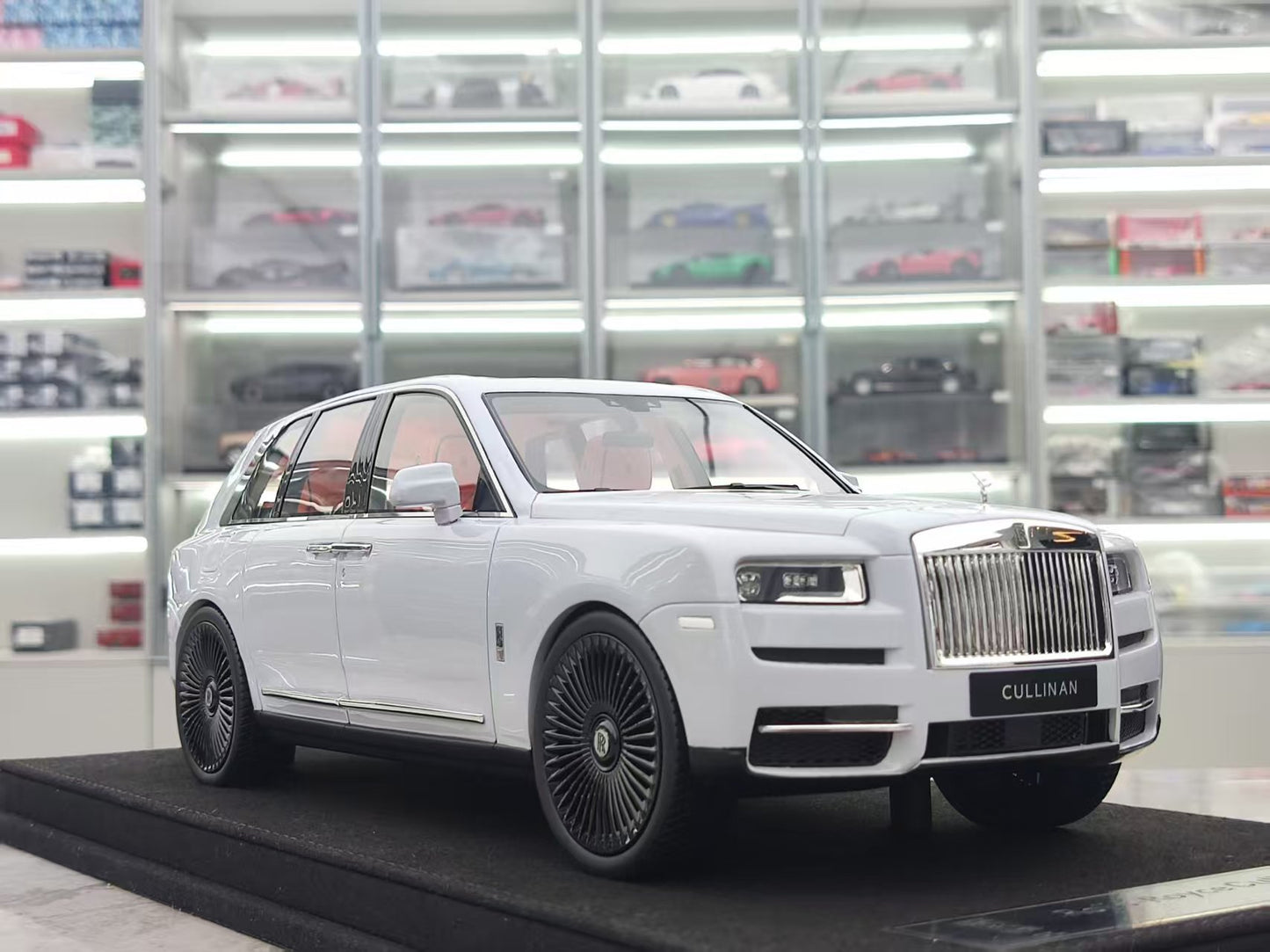 GL 1/18 Rolls-Royce Cullinan Grey JS-GL031
