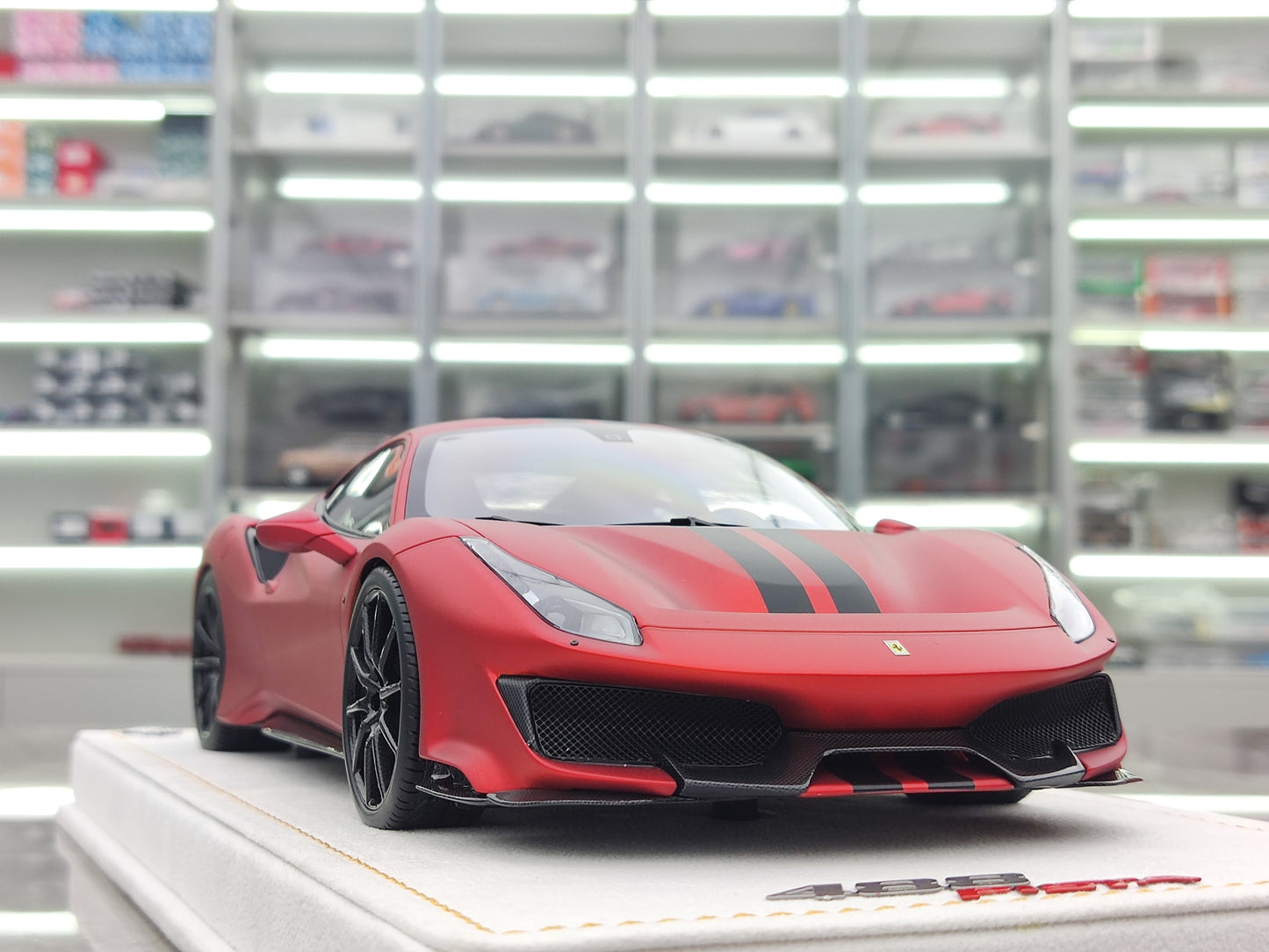 MR 1/18 Ferrari 488 PISTA Matte Orange FE025BN6