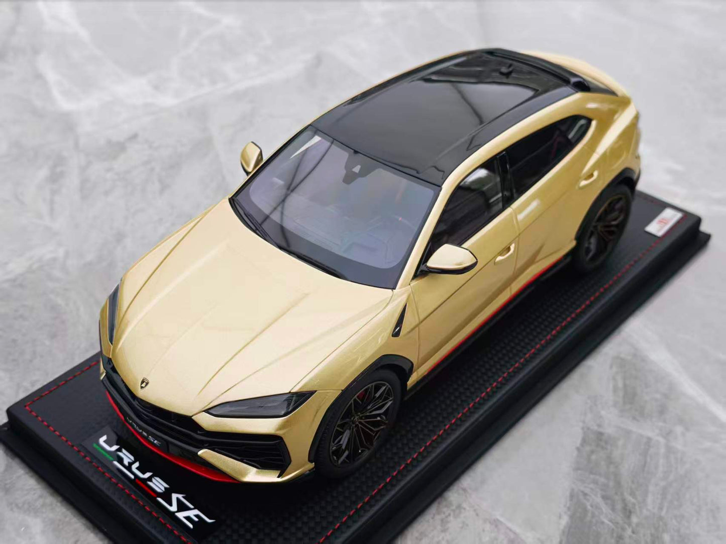 MR 1/18 Lamborghini Urus SE Champagne Gold LAMBO061C