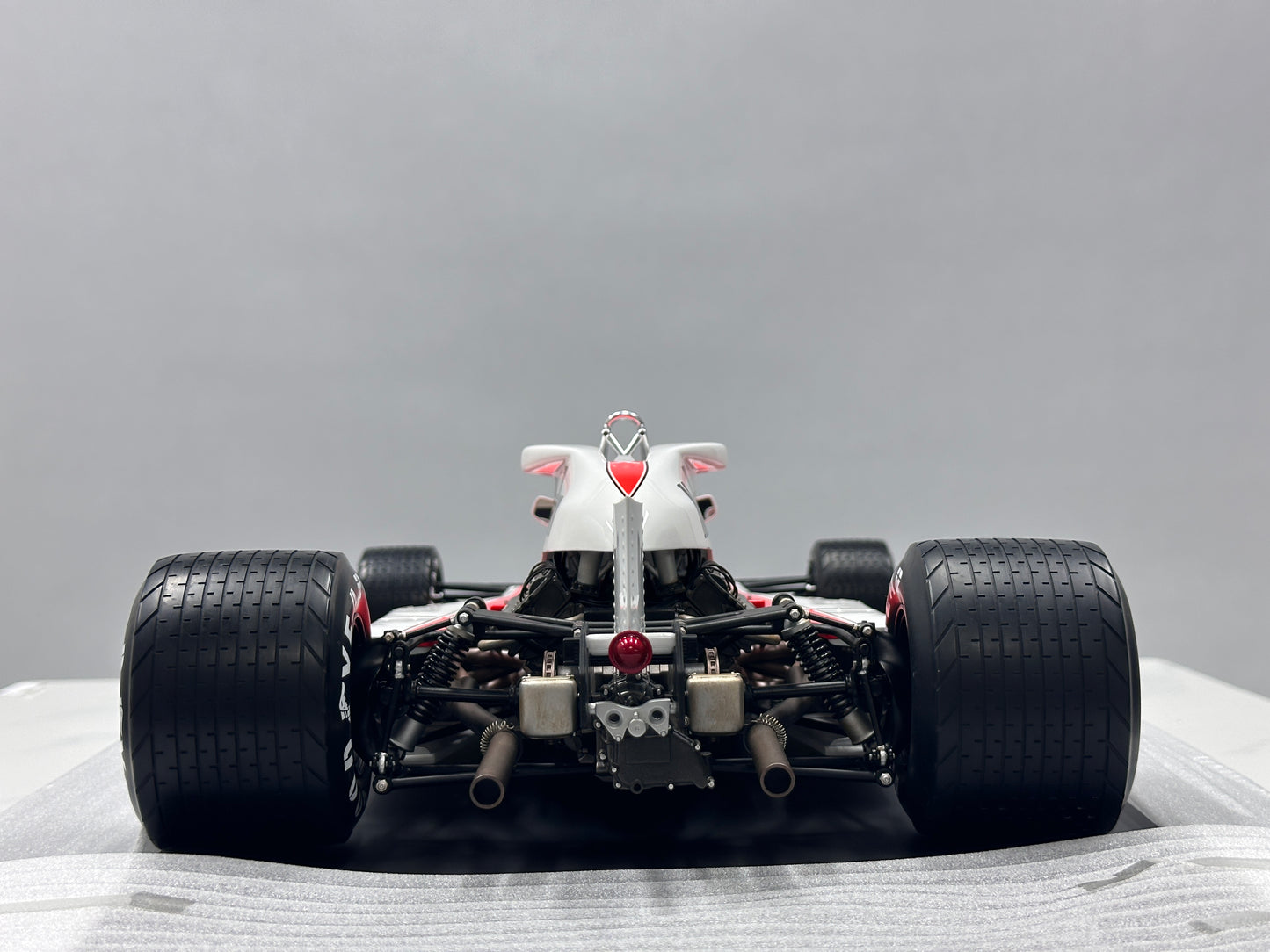 Spark 1/8 McLaren M23 No. 11 (3rd Place, 1976 Japanese GP) – James Hunt – Red & White Livery (08SP263)