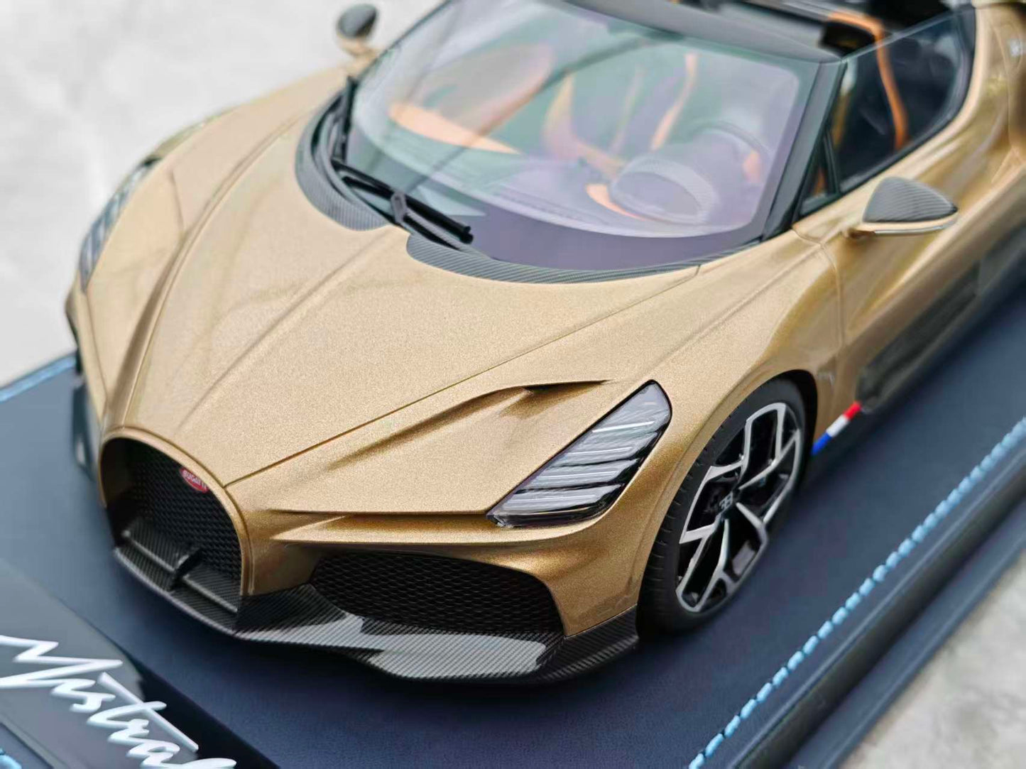 MR 1/18 Bugatti W16 Mistral Gold Edition BUG015D