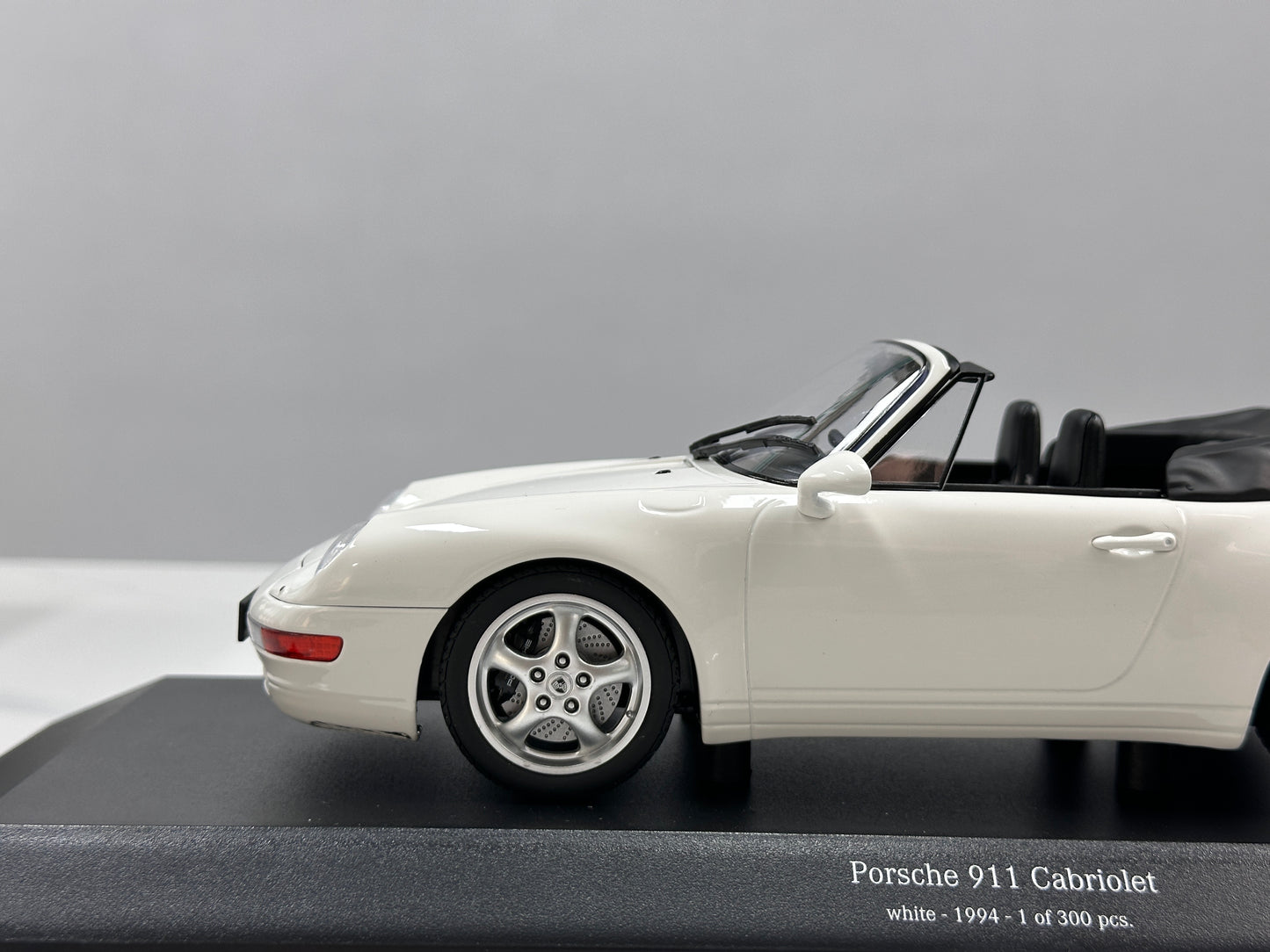 MINICHAMPS 1/18 Porsche 911 (993) Cabriolet White 155061131