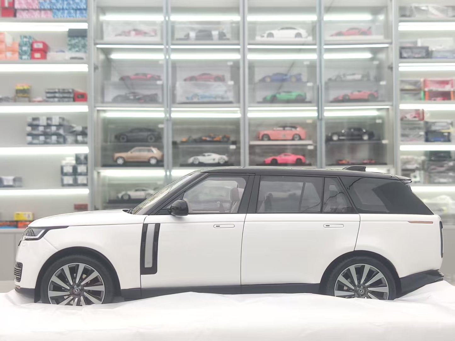 LCD 1/18 Land Rover Range Rover SV Grand Creation Long Wheelbase White Black Top Alloy Model LCD118