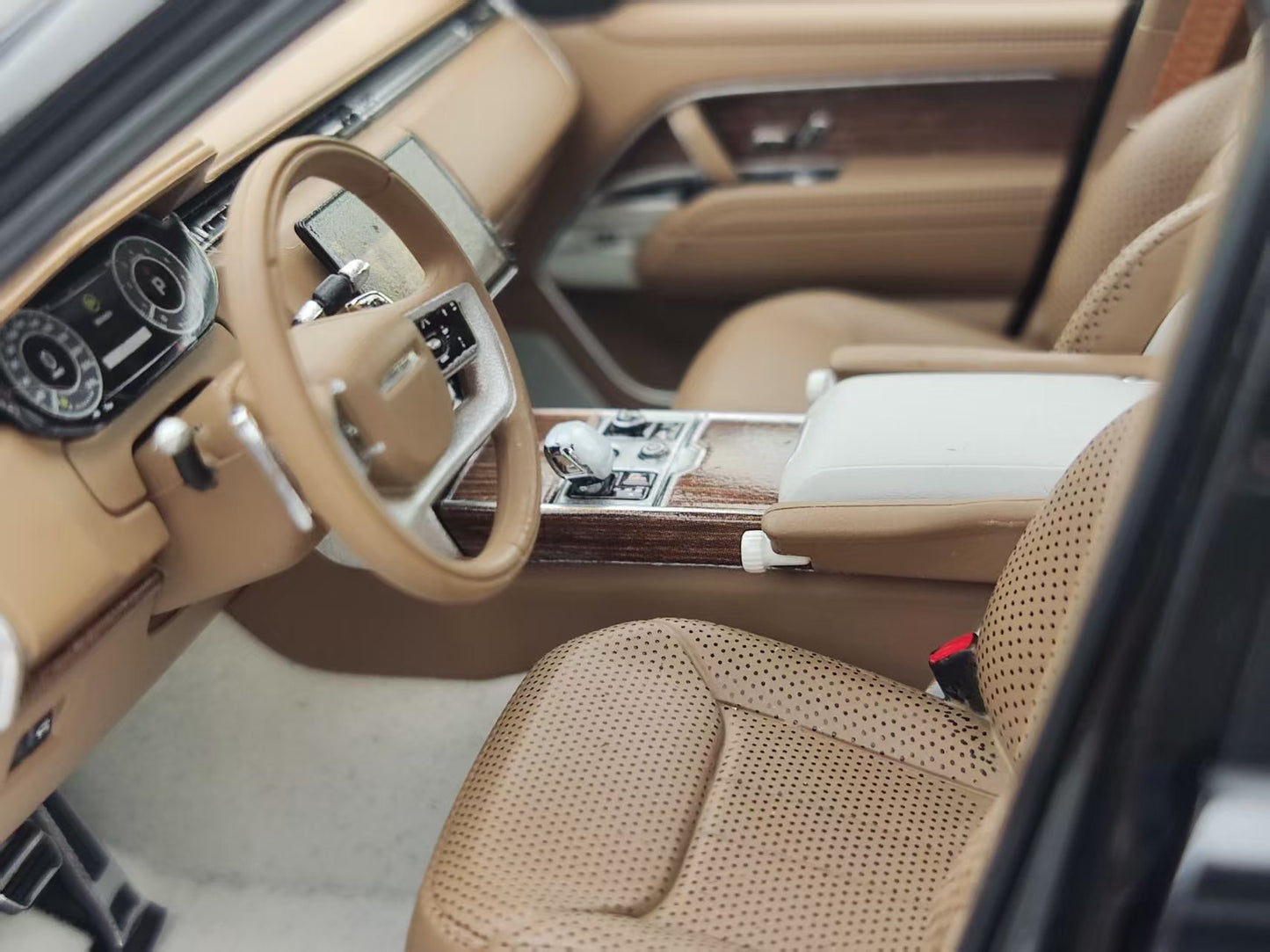 LCD 1/18 Land Rover Genesis Extended Edition Black Alloy Car Model LCD120