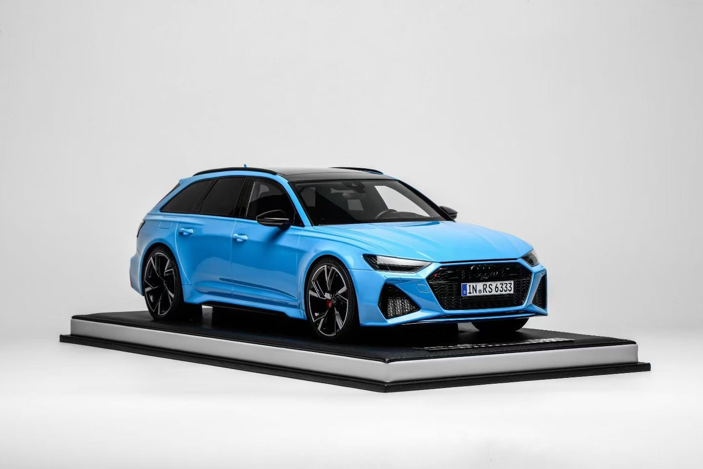 MOTORHELIX 1/12 Audi RS6 Avant 2021 (C8) resin car model